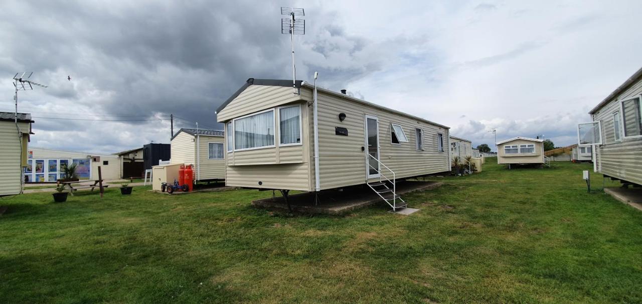 Remarkable 5-Bed Cabin In Clacton-On-Sea Vila Exterior foto